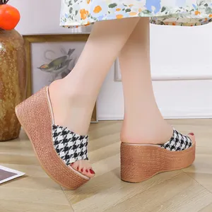 Vue détaillée de mules compensées pour femmes avec une bride à motif pied-de-poule.