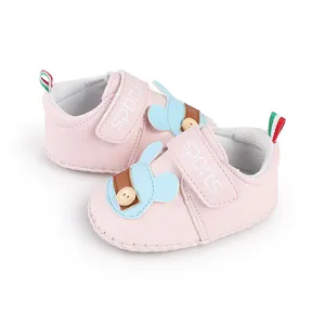 Scarpe neonato rosa con toppa a forma di topo e chiusura a strappo sportiva