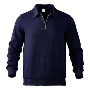 Détail du sweat-shirt bleu marine en jacquard épais avec col polo et demi-fermeture