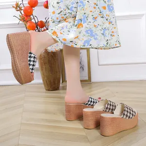 Vue détaillée de mules compensées pour femmes avec brides pied-de-poule et semelles tressées.