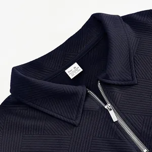 Gros plan d'un sweat-shirt jacquard rétro pour hommes avec demi-fermeture éclair et col