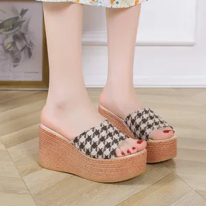 Gros plan de sandales compensées pour femmes avec motif pied-de-poule et texture