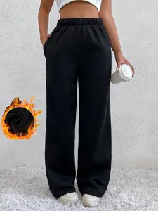 Detailansicht der gefütterten Damen-Sweatpants in Schwarz mit hohem Bund und Thermofutter.