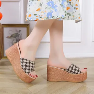 Détail de mules compensées pour femmes avec bride pied-de-poule et semelle en paille