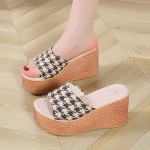 Zoom sur sandales compensées femme avec bride pied-de-poule et semelle tressée