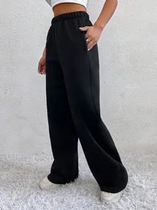 Zwarte joggingbroek met hoge taille, fleecevoering, elastische taille en wijde pijpen.