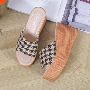 Mules compensées confortables pour femmes avec bride à motif pied-de-poule classique