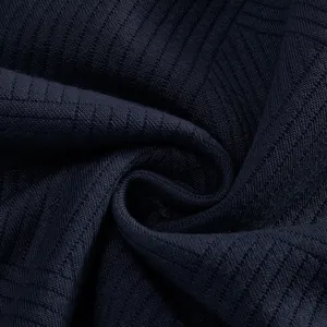 Dettaglio macro della pesante trama jacquard da 300g del tessuto per felpa blu scuro