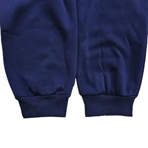 Detailansicht der gerippten elastischen Bündchen an dunkelblauen Herren-Fleece-Jogginghosen.