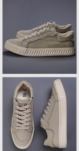 Vista detallada de zapatillas casuales de lona para hombre con suela de goma ondulada.