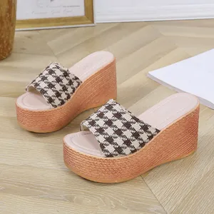 Vue détaillée de mules compensées pour femmes avec motif pied-de-poule et texture de paille