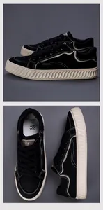 Detalle de zapatillas de lona negras para hombre con suelas gruesas texturizadas