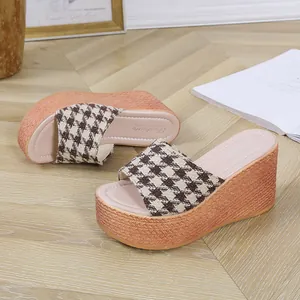Vue détaillée des mules compensées pour femmes avec motif pied-de-poule et semelle