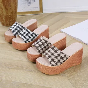 Vue détaillée de sandales à talons compensés pour femmes avec motif pied-de-poule