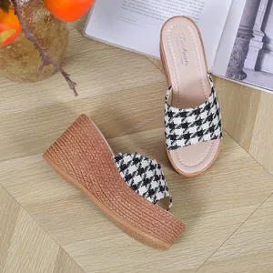 Détail des mules à talons compensés pour femmes avec motif pied-de-poule noir et blanc