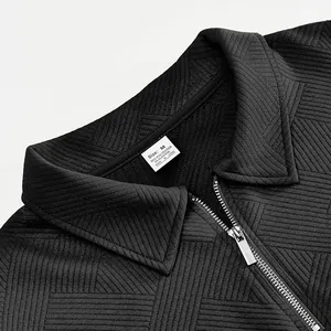 Détail de la texture jacquard noire sur un sweat-shirt épais à col polo et demi-fermeture éclair