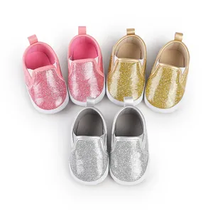 Detaillierte Draufsicht auf glitzernde Lauflernschuhe für Babys in Pink Gold und Silber