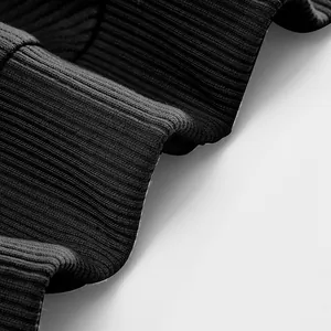 Gros plan sur la texture du tissu en maille côtelée noire d'un sweat-shirt haut de gamme