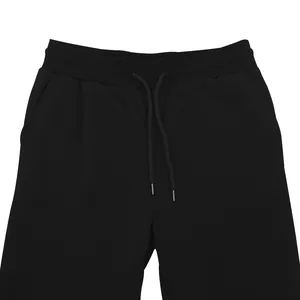 Detailansicht der schwarzen Herren-Fleece-Jogginghose mit bequemem Kordelzug am Bund.