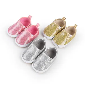 Detailansicht von funkelnden Glitzer-Lauflernschuhen für Babys in Pink, Gold und Silber
