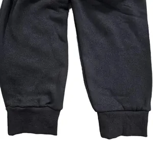 Detaillierte Nahaufnahme der elastischen Rippbündchen an schwarzen Herren-Fleece-Joggern