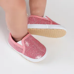 Rosa glitzernde Babyschuhe mit rutschfesten weichen Sohlen für Säuglinge von 0-1 Jahr.