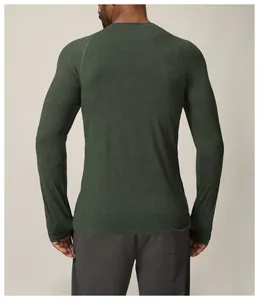 Detail view from the back of a men's dark green slim fit long sleeve athletic shirt