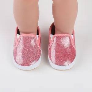 Detailansicht der glitzernden rosa Lauflernschuhe für Babys im Alter von 0-1 Jahr
