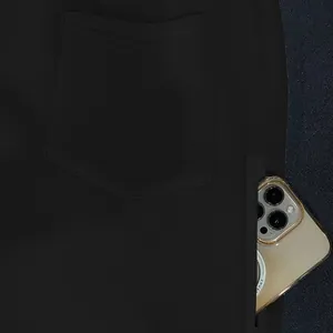 Detail der Gesäßtasche und seitlichen Handytasche an schwarzer Herren-Fleecehose