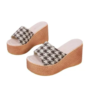 Mules à talons compensés pour femmes avec motif pied-de-poule et semelle plateforme tressée
