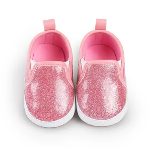 Detailansicht von rosafarbenen Glitzer-Babyschuhen zum Schlüpfen mit weicher Sohle