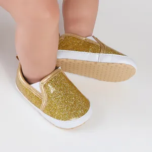 Detailansicht goldene Glitzer Babyschuhe mit weißen rutschfesten Sohlen