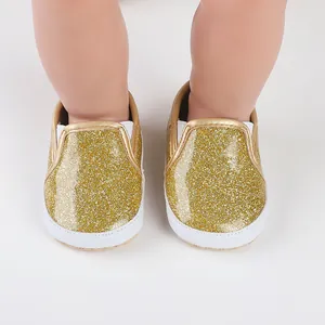 Detailansicht gold glitzernder Lauflernschuhe an Babyfüßen für Kleinkinder und Säuglinge