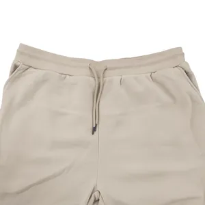 Detailansicht des elastischen Bundes von Herren-Fleece-Jogginghosen mit Kordelzug