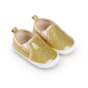 Detailansicht der gold glitzernden Lauflernschuhe für Babys im Alter von 0-1 Jahren