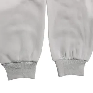 Detaillierte Nahaufnahme der elastischen Rippbündchen an grauen Fleece-Jogginghosen