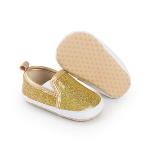 Nahaufnahme goldene Glitzer-Lauflernschuhe mit rutschfester Noppensohle