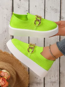 Moderne neongrüne Flyknit-Plateau-Sneaker für Damen mit dekorativem Goldketten-Detail