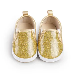 Detailansicht von Baby-Lauflernschuhen mit goldenem Glitzer-Finish und weißer Sohle