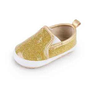 Detailansicht der gold glitzernden Babylernschuhe mit weicher weißer Sohle für Kleinkinder