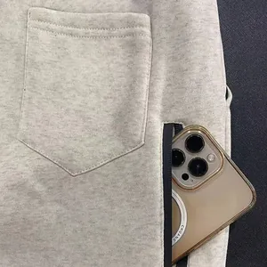 Detailansicht der Herren-Fleece-Jogginghose mit sicherer Reißverschlusstasche und Gesäßtasche