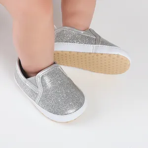 Detailansicht der silbernen Glitzer-Baby-Lauflernschuhe mit rutschfester Sohle