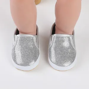 Detailansicht von glitzernden silbernen Baby-Lauflernschuhen für Kleinkinder im Alter 0-1.