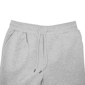Detailaufnahme von elastischem Bund und Kordelzug an grauer Herren-Fleecehose.