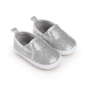 Detaillierte Ansicht glänzender silberner Glitzer-Babylauflernschuhe für 0-1 Jahr