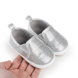 Funkelnde silberne Baby-Lauflernschuhe mit weicher Sohle für die ersten Schritte