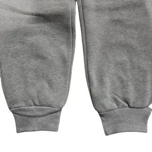 Detailansicht der elastischen Rippbündchen an grauen Fleece-Freizeithosen für Herren