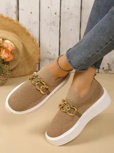 Detailansicht der Damen-Slipper aus Flugstrick mit dicker weißer Sohle und goldener Kette.