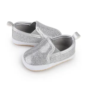 Nahaufnahme von silbernen Glitzer-Lauflernschuhen für Babys im Alter von 0-1 Jahr.