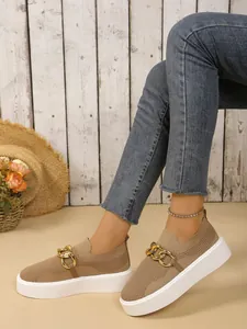 Nahaufnahme beige Fly-Knit Plateau-Loafer für Damen mit Goldkette am Model getragen